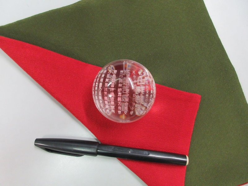 画像4: 水晶玉 50mm!! 般若心経彫刻入り (4)