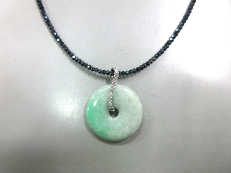 画像2:  翡翠(ひすい) ペンダント + ブラックスピネル ネックレス (2)