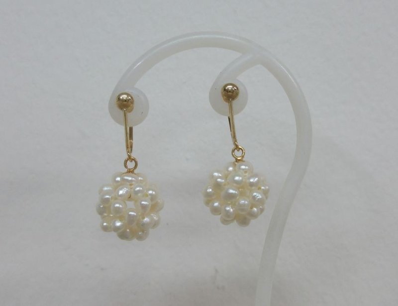 画像2: 18金 淡水パール あじさいイヤリング (2)