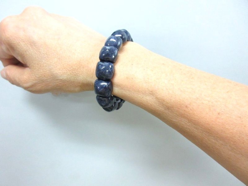 画像2: かっこいいサファイヤ 四角錐(しかくすい)ブレスレット (2)