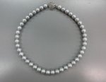 画像1: 思いがけないくらいおしゃれなライトグレーのパール・ネックレス (1)